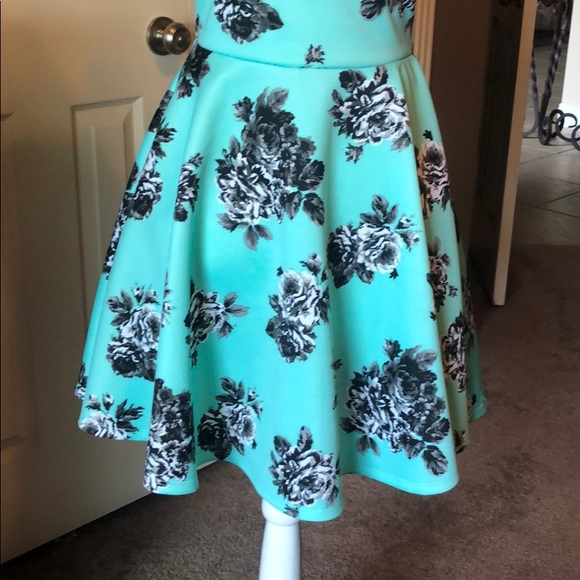 Windsor sleeveless green and black floral dress - Picture 3 of 5